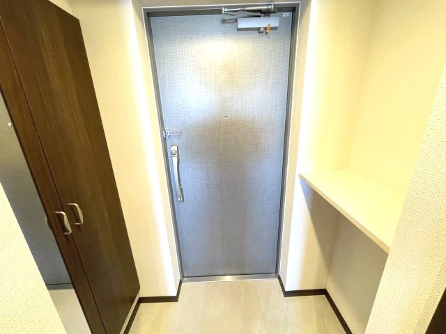 スプランディッド新大阪Vの玄関|同建物反転タイプを表示しています