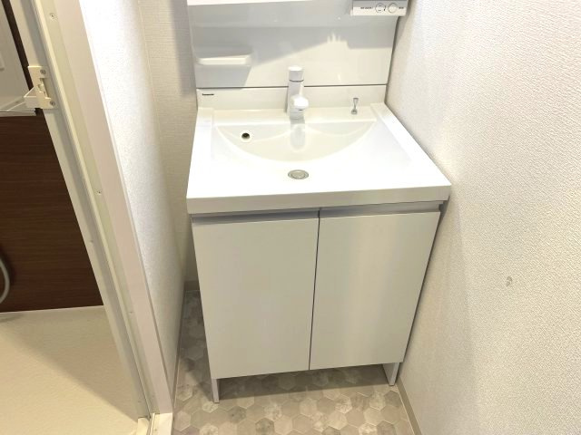 スプランディッド新大阪Vの独立洗面台|同建物反転タイプを表示しています