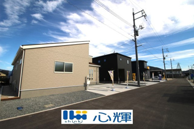 【前面道路含む現地写真】 | リーブルガーデン防府市田島第１０（１号棟） | 現地(2024年10月30日撮影）
明るい日差しが差し込む現地。車もゆったり駐めることが出来ます。ぜひ現地をご覧下さい。
