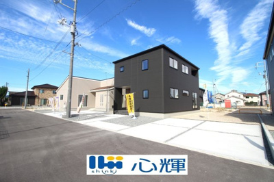 【前面道路含む現地写真】 | リーブルガーデン防府市田島第１０（２号棟） | 明るい日差しが差し込む現地。車もゆったり駐めることが出来ます。ぜひ現地をご覧下さい。
