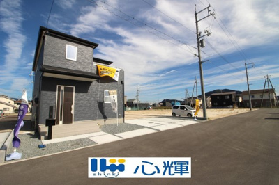 【前面道路含む現地写真】 | リーブルガーデン防府市田島第１０（３号棟） | 明るい日差しが差し込む現地。車もゆったり駐めることが出来ます。ぜひ現地をご覧下さい。
