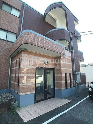 【エントランス】 | アンドリュース | 清潔なエントランスです