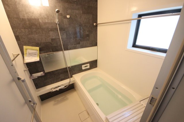 《仲介手数料無料》桜区大字白鍬375-1(2号棟)新築一戸建てグラン・フェリディアの浴室|撮影日 2024年12月7日 12:50 晴れ