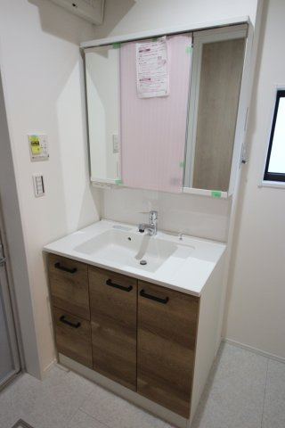 《仲介手数料無料》桜区大字白鍬375-1(2号棟)新築一戸建てグラン・フェリディアの独立洗面台|撮影日 2024年12月7日 12:50 晴れ