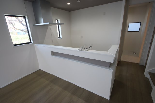 【キッチン】 | 《仲介手数料無料》桜区大字白鍬375-1(2号棟)新築一戸建てグラン・フェリディア | 撮影日 2024年12月7日 12:50 晴れ