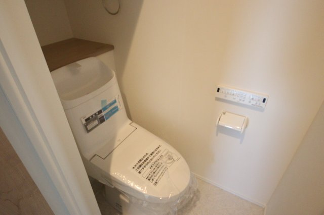 《仲介手数料無料》桜区大字白鍬375-1(2号棟)新築一戸建てグラン・フェリディアのトイレ|撮影日 2024年12月7日 12:50 晴れ