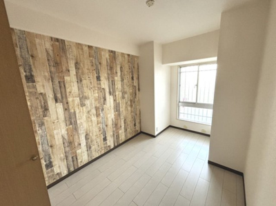 【洋室】 | ディオフェルティ狭山西山台 | 梁や柱が目立つ洋室はアクセントクロスで飾りました♪