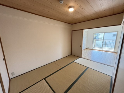 【和室】 | ディオフェルティ狭山西山台 | LDに隣接した和室があります。お子様が小さいうちはお子様スペースとしてちょうどよい場所です。洗濯物をたたんだり、お昼寝をしたり、い草の香りに癒される、畳のある暮らしは落ち着きます♪