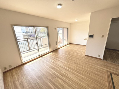 【居間・リビング】 | ディオフェルティ狭山西山台 | 家族だんらんのスペースとなるリビング。家具の配置がしやすい広さを確保しつつ、窓が多い設計は色々な角度から光が取り込めるこだわりの間取りです。明るいリビングで新しい生活を♪