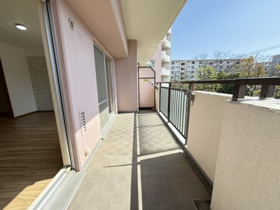 【バルコニー】 | ディオフェルティ狭山西山台 | 南西側からの明るい光が差しこむ陽だまりの空間。南に大きく面したバルコニーでお洗濯もあっという間に乾きそう。家事もスムーズにこなせますね。太陽の匂いが感じられる心地よさ♪