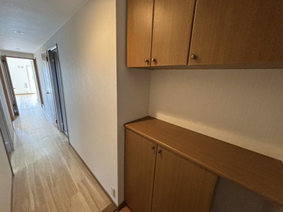 【収納】 | ディオフェルティ狭山西山台 | 散らかりがちな玄関をスッキリと保てる玄関収納は、家の中に入る時一番最初に目に付く場所だからこだわりたい。落ち着いた雰囲気の色目が、室内のカラーやデザインと調和しています♪