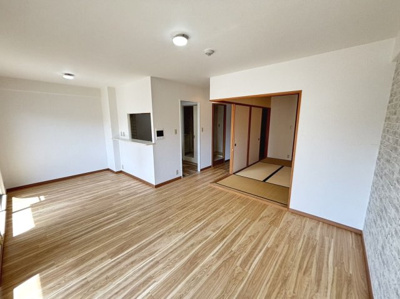 【居間・リビング】 | ディオフェルティ狭山西山台 | 約14帖のＬＤＫはその広さからパソコンスペースや家事スペース、おもちゃスペースなど様々な空間を演出できる「ゆとり」があります。ご家族が一つの空間に集まれば自然と会話が弾みます♪