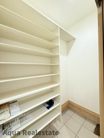 宇多津町長縄手　新築未入居戸建ての玄関|収納のためのスペースです