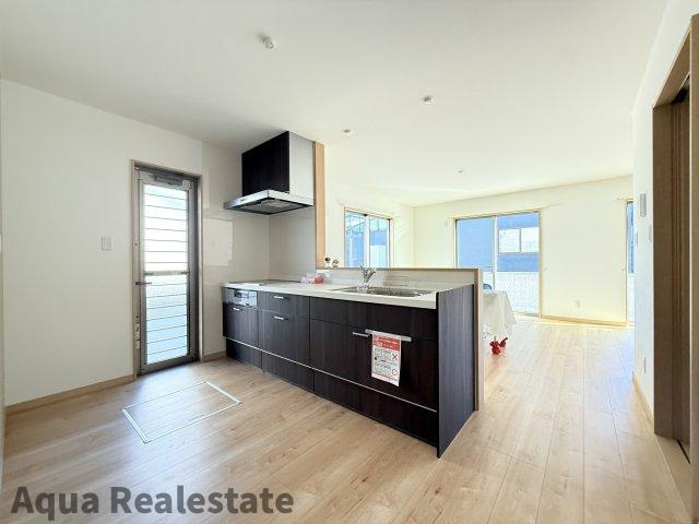 宇多津町長縄手　新築未入居戸建ての居間・リビング|コンパクトなキッチンで掃除もラクラク