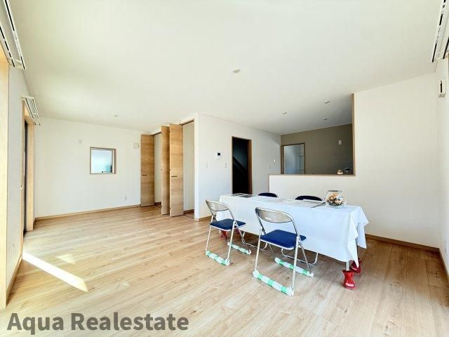 宇多津町長縄手　新築未入居戸建ての居間・リビング|こちらの居間で趣味の時間をお楽しみください