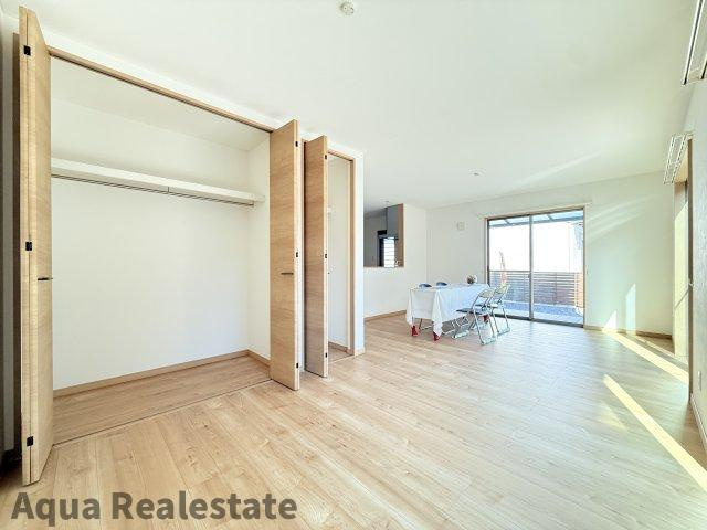 宇多津町長縄手　新築未入居戸建ての居間・リビング|おしゃれな居間です