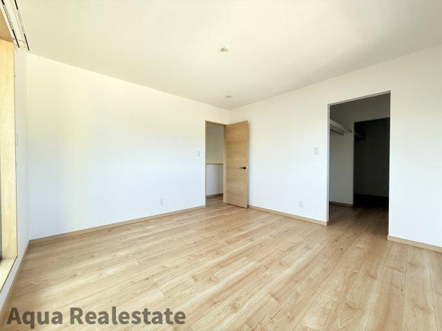 宇多津町長縄手　新築未入居戸建ての寝室|開放的な寝室です