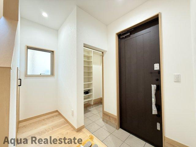 宇多津町長縄手　新築未入居戸建ての玄関|収納もある玄関です