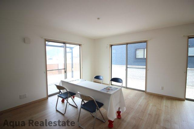 宇多津町長縄手　新築未入居戸建ての居間・リビング|こちらのリビングで趣味の時間をお楽しみください