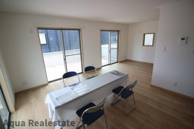 宇多津町長縄手　新築未入居戸建ての居間・リビング|ゆったりとした居間です