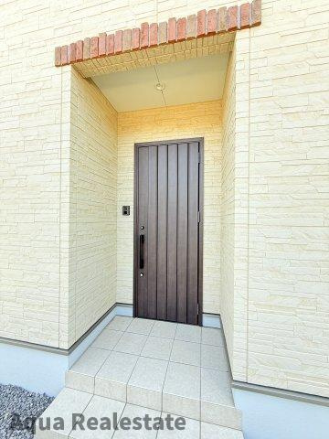 宇多津町長縄手　新築未入居戸建ての玄関|収納もある玄関です
