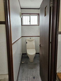 【トイレ】 | 敷地約80坪　両面道路で隣が公園の店舗付き住宅 | 作業場にあるトイレです