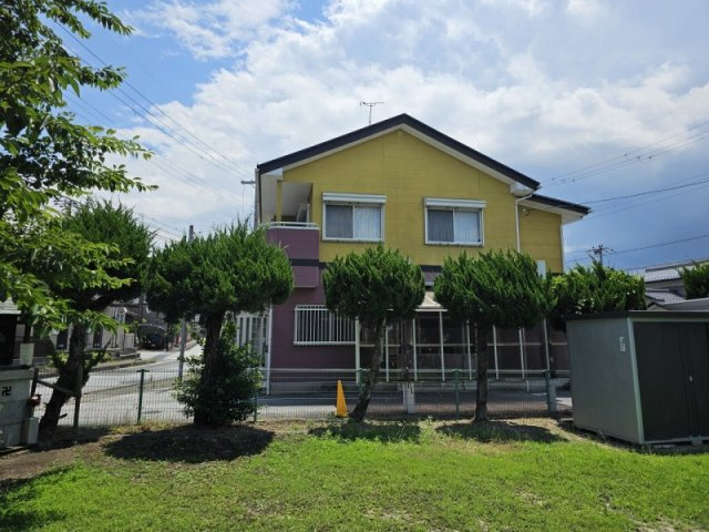 敷地約80坪　両面道路で隣が公園の店舗付き住宅の外観