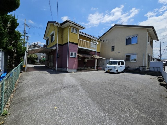 敷地約80坪　両面道路で隣が公園の店舗付き住宅の駐車場