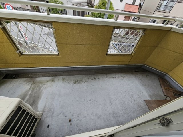 敷地約80坪　両面道路で隣が公園の店舗付き住宅のバルコニー