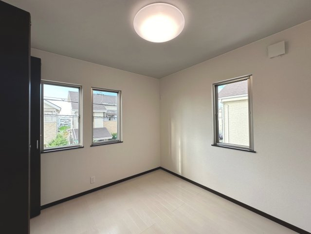 南野田　中古一戸建の洋室|光を取り込みやすい2面採光の居室は日当たり良好です。クローゼットの完備で収納スペースも十分。初めてのお子様にとっての「自分の部屋」。学習デスクやベッドの配置もラクラクです♪