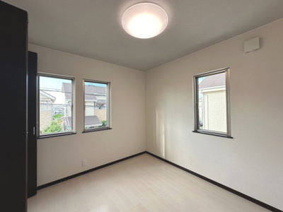 【洋室】 | 南野田　中古一戸建 | 光を取り込みやすい2面採光の居室は日当たり良好です。クローゼットの完備で収納スペースも十分。初めてのお子様にとっての「自分の部屋」。学習デスクやベッドの配置もラクラクです♪