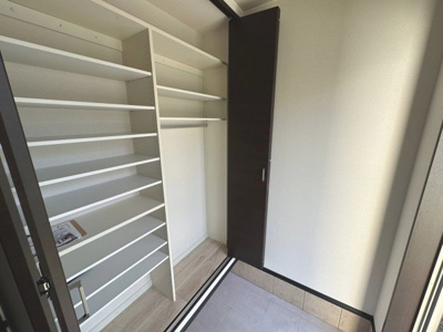 【収納】 | 南野田　中古一戸建 | 玄関収納は、天井まであるタイプのため、家族全員の履物がたっぷりと収納できます。玄関まわりに置いておきたい、外遊び道具、掃除道具など、玄関周りがすっきりします♪