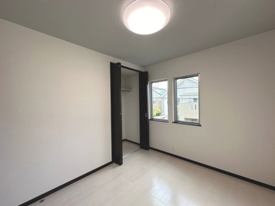 【収納】 | 南野田　中古一戸建 | 全居室に収納クローゼットを完備。普段使いのお洋服や小物はもちろん、季節物のお洋服などもしっかりと整理整頓おしまい頂けます。居室空間をより広く隅々までお使いいただけますね♪