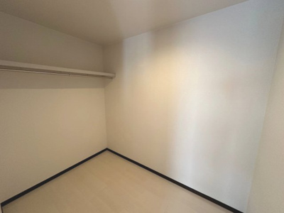 【収納】 | 南野田　中古一戸建 | 主寝室約7帖は居室空間をすっきり保てる、ウォークインクローゼット付です。広いため、使い慣れた収納家具をこの空間に設置することもできます。鞄や帽子から小物、かさばるスーツケースなど幅広く収納できます♪
