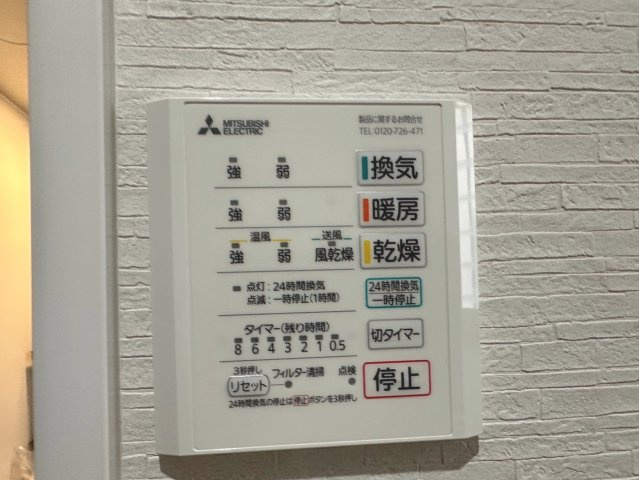 南野田　中古一戸建の設備|冬のお風呂は入るまでが寒くて嫌になります。そんな時、浴室暖房をつければ洗面所まで暖かくなるので実に快適。さらにヒートショック対策にもなる、家族の身体を守ってくれる大切な設備です♪