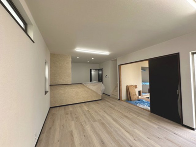 【居間・リビング】 | 南野田　中古一戸建 | 約16帖のＬＤＫはその広さからパソコンスペースや家事スペース、おもちゃスペースなど様々な空間を演出できる「ゆとり」があります。ご家族が一つの空間に集まれば自然と会話が弾みます♪