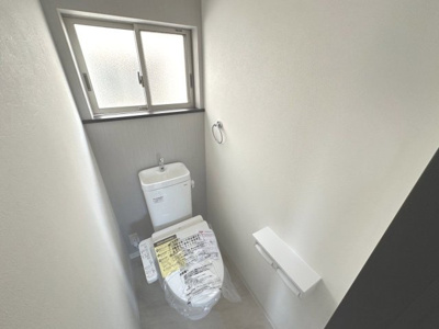 【トイレ】 | 南野田　中古一戸建 | 【トイレ新調】窓があることで陽ざしが入る明るいトイレ。そもそもトイレは区切られた狭い空間なので、窓があるだけでだいぶ印象が変わります。また換気扇だけではなく、窓からの換気で空気の流れを一層できますね♪
