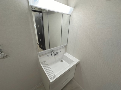 【独立洗面台】 | 南野田　中古一戸建 | 【洗面台新調】洗面台はどこの家庭でも散らかりがちです。そんな悩みを解決するために、鏡の裏に豊富な収納棚を確保しました。化粧品や歯ブラシなどを機能的に収納。いつでも清潔に保ちたいという願いを叶えます♪