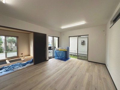 【居間・リビング】 | 南野田　中古一戸建 | LDに隣接した和室があります。お子様が小さいうちはお子様スペースとしてちょうどよい場所です。洗濯物をたたんだり、お昼寝をしたり、い草の香りに癒される、畳のある暮らしは落ち着きます♪