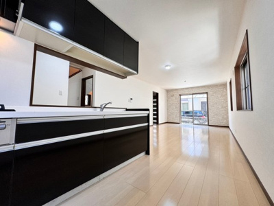 【キッチン】 | 茱萸木３丁目　中古一戸建 | 新しいキッチンは食事の支度も楽しく出来る。お手伝いをしてくれるお子様と並びながら準備や片付けが出来るキッチンは、ご家族のコミュニケーションを育む場として活躍します♪