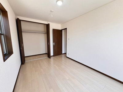 【洋室】 | 茱萸木３丁目　中古一戸建 | 全居室に収納クローゼットを完備。普段使いのお洋服や小物はもちろん、季節物のお洋服などもしっかりと整理整頓おしまい頂けます。居室空間をより広く隅々までお使いいただけますね♪