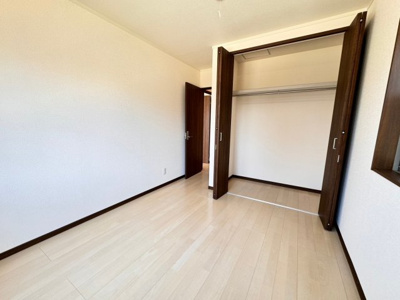 【洋室】 | 茱萸木３丁目　中古一戸建 | 棚の上まで無駄なく収納可能です♪