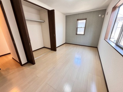 【洋室】 | 茱萸木３丁目　中古一戸建 | 光を沢山取り込める大きな窓。日差しを長時間受ける事が出来る暖かいお部屋です♪