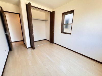 【洋室】 | 茱萸木３丁目　中古一戸建 | 収納がございますので居室スペースをすっきりお使いいただけます♪