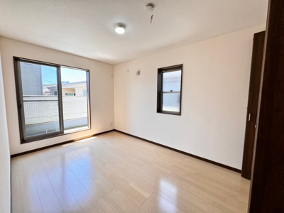 【洋室】 | 茱萸木３丁目　中古一戸建 | 二面採光で明るい室内♪