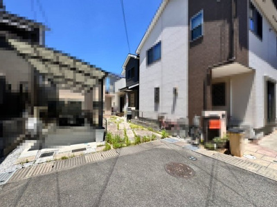 【前面道路含む現地写真】 | 茱萸木３丁目　中古一戸建 | 前面道路幅員約6mでお車の出し入れも楽々です♪