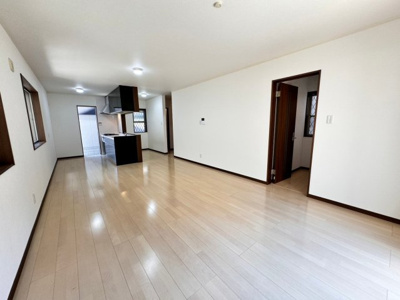 【居間・リビング】 | 茱萸木３丁目　中古一戸建 | LDKは広々約19帖！ゆったりと家族だんらんを楽しめますね♪