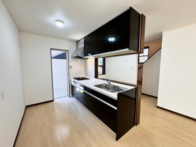 【キッチン】 | 茱萸木３丁目　中古一戸建 | キッチンは十分なスペースを確保しましたので、冷蔵庫や食器棚を配置しても問題なし。また、勝手口もあるので換気はもちろんゴミ捨てにも便利♪