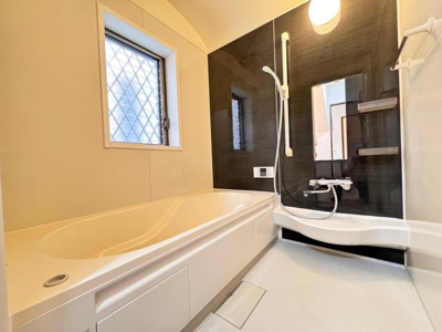 【浴室】 | 茱萸木３丁目　中古一戸建 | ゆったりとくつろげる綺麗な浴室。フルオートなのでボタン一つでお湯はりや追い炊きが可能。時間短縮でシャワーだけの方も多いですが、一日の疲れを癒すため湯船に浸かれば心身ともにリラックス♪