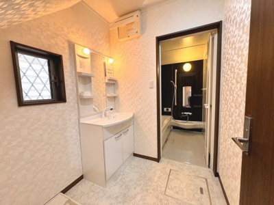 【洗面所】 | 茱萸木３丁目　中古一戸建 | 蛇口を引き出せばノズルが伸びるので、洗顔、洗髪、そうじがしやすい。これで朝の身支度も快適スムーズに時間短縮できる。朝から気分良く通勤通学に向かえそうです♪